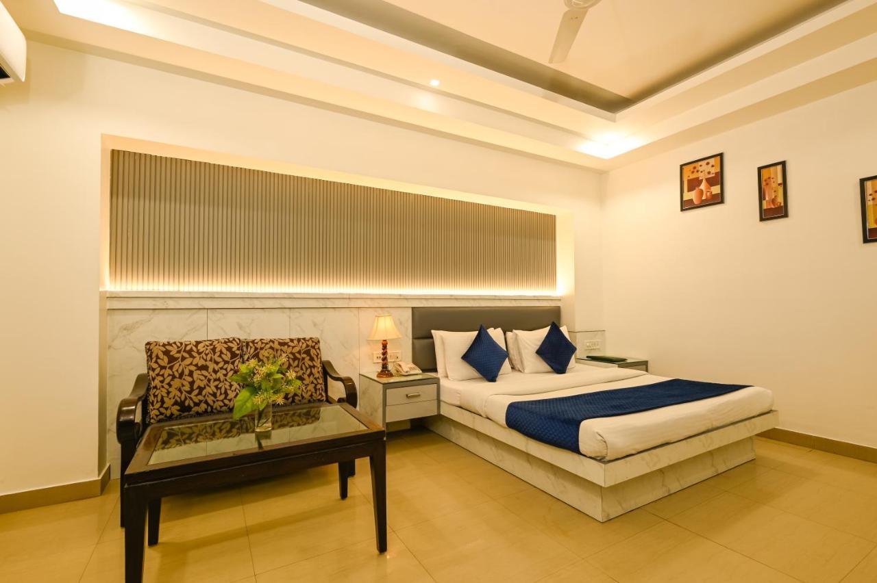 Hotel Krishna Deluxe-By Rcg Hotels Nueva Delhi Exterior foto