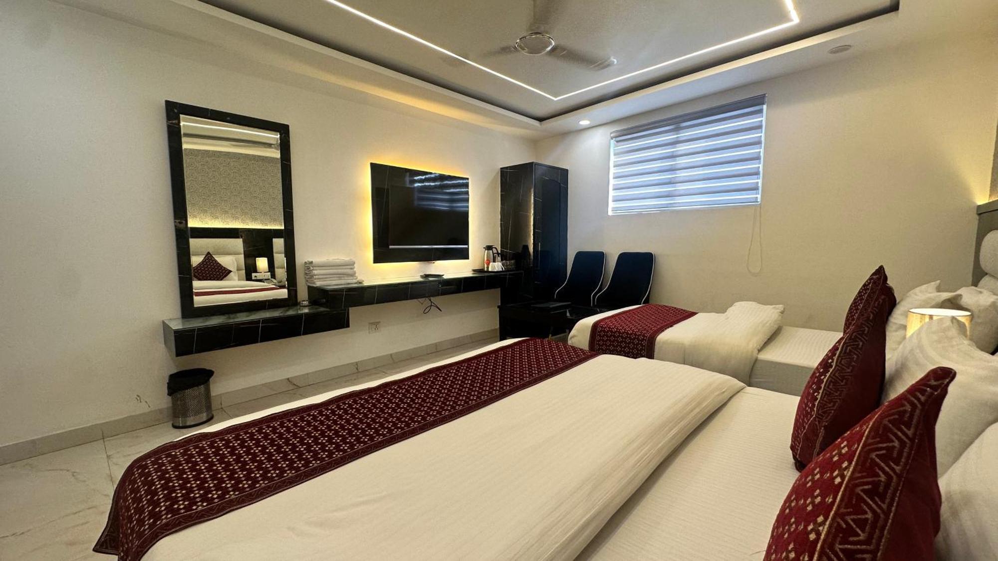 Hotel Krishna Deluxe-By Rcg Hotels Nueva Delhi Exterior foto
