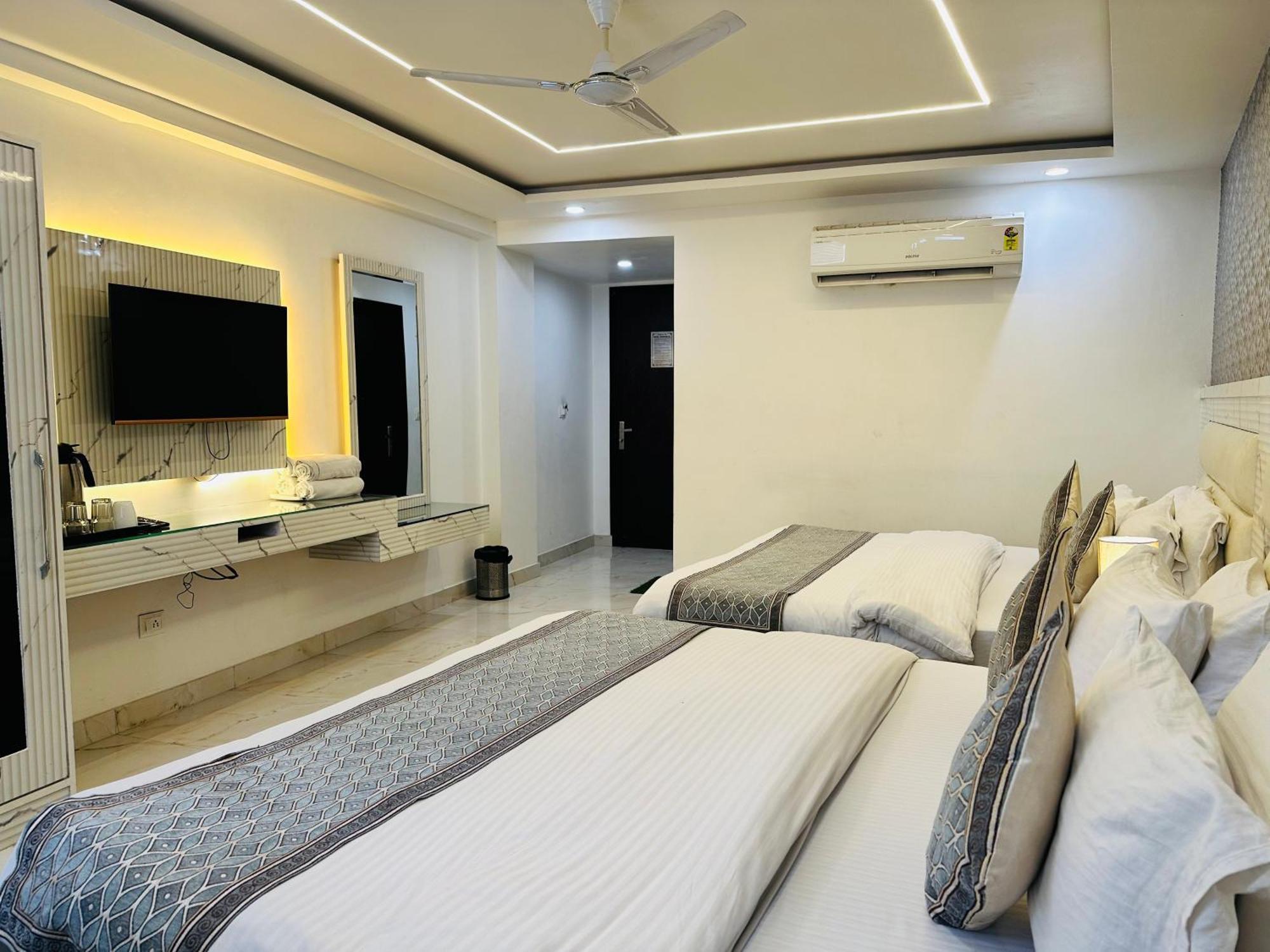 Hotel Krishna Deluxe-By Rcg Hotels Nueva Delhi Exterior foto